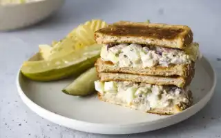 Лёгкий салат с тунцом, яйцами и майонезом за 10 минут