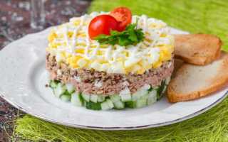 Вкусный салат с тунцом, кукурузой и яйцом