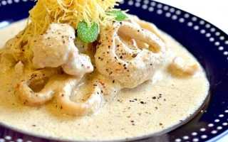 Вкусные кальмары тушеные в сметане