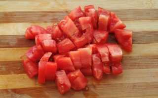 Вкусный салат с консервированным тунцом и помидорами