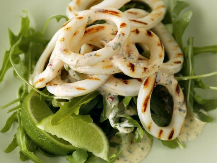 салат с морепродуктами и лаймом