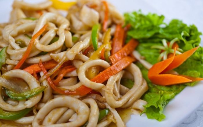кальмары тушеные с луком и морковью