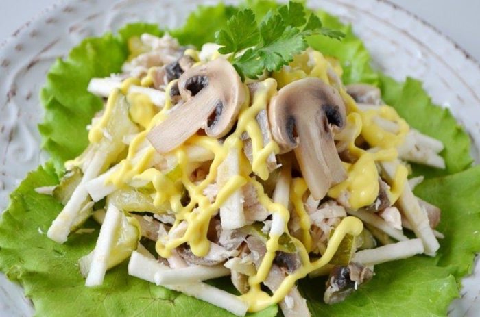 салат «Вояж» с кальмаром и грибами 