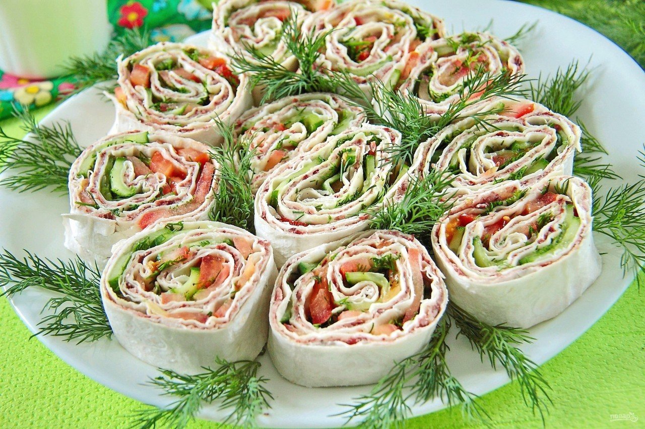 блины с рыбой и зеленью