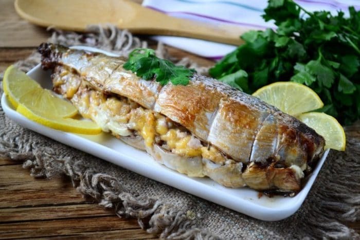 скумбрия с яйцами и зеленью
