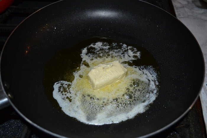 масло в сковороде