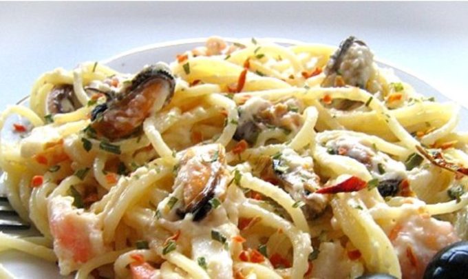 сочная паста с замороженным морским коктейлем