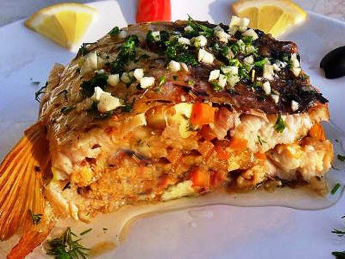 карп фаршированный овощами
