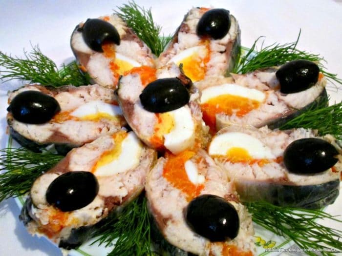 рулетики из скумбрии с желатином