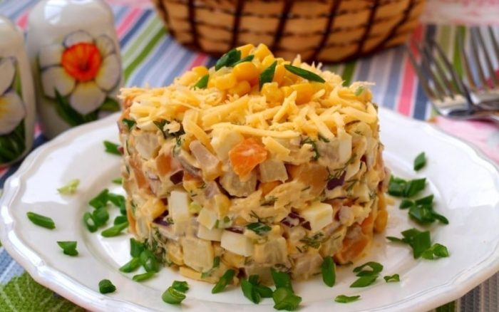 салат с сыром и консервированной кукурузой 