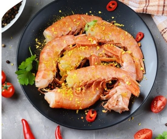 жаренный лангустин с чесноком и соевым соусом