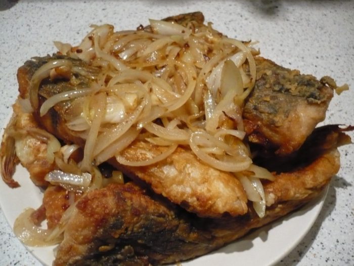 рыба жаренная с луком