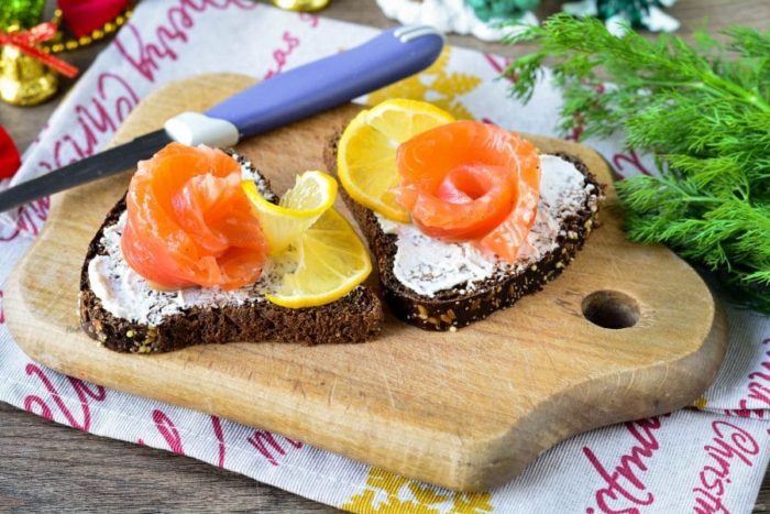 бутерброд с лимоном и лососем 