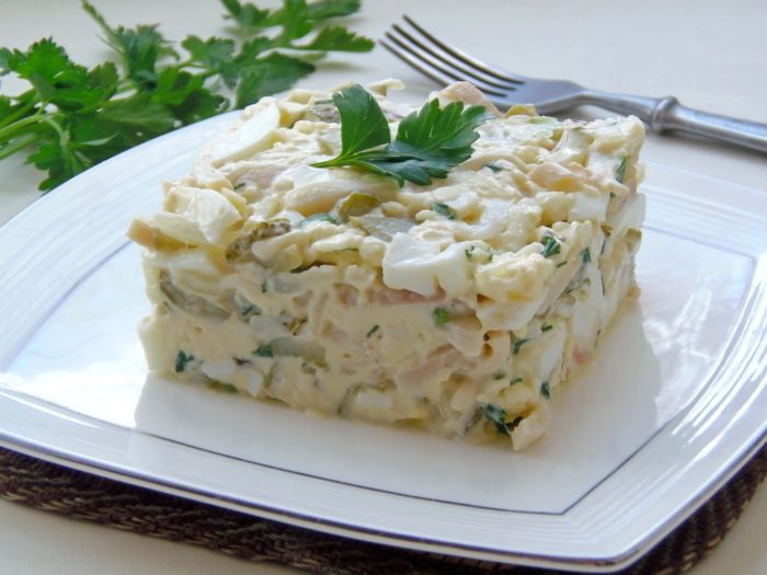 салат с консервированным кальмаром