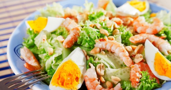 салат с креветкой и яйцом 