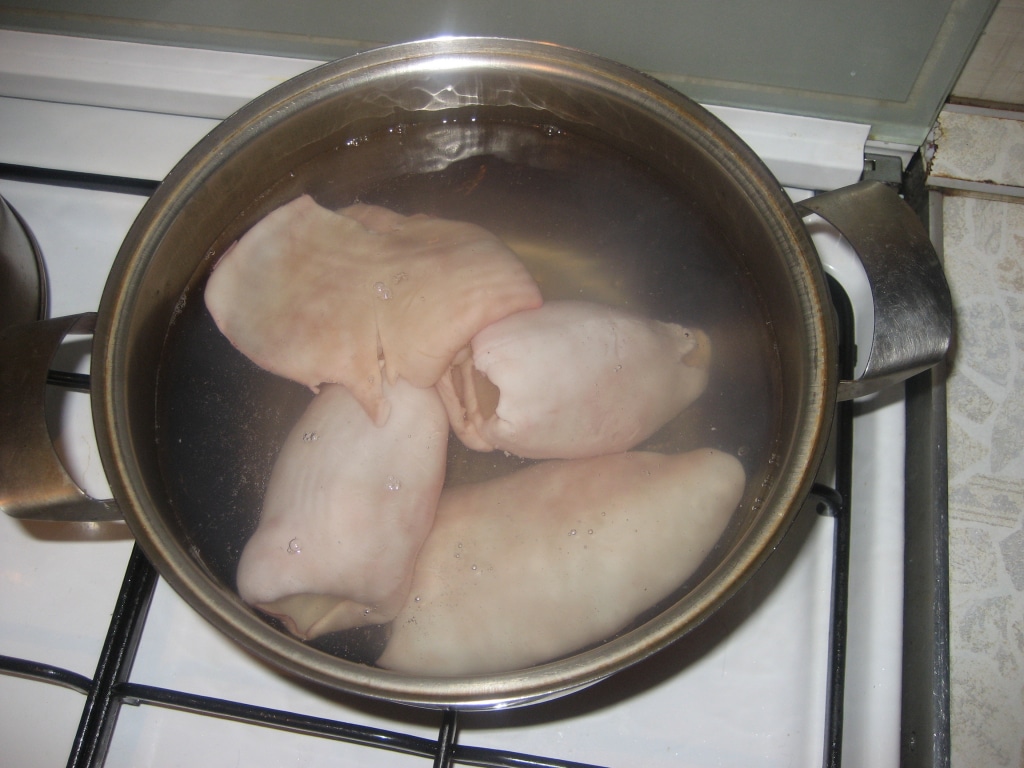 варка тушки кальмара