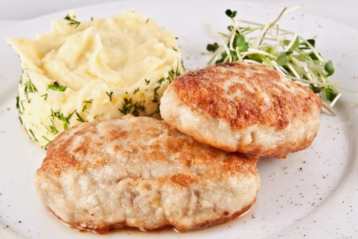 биточки с картошкой и грибным соусом 