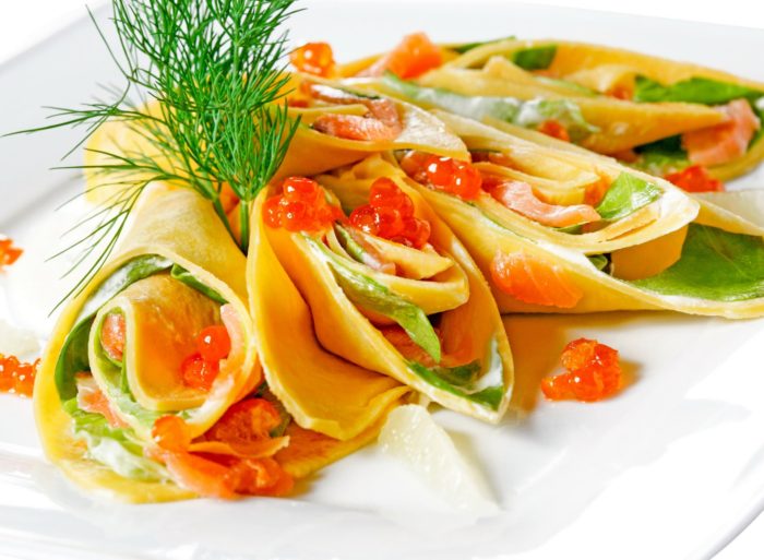 блинчики с авокадо и красной икрой