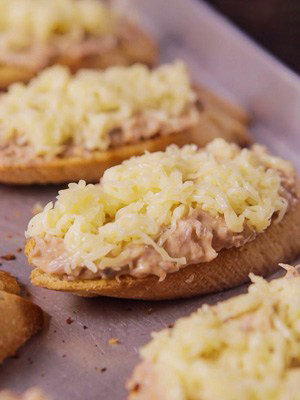 запекаем брускетту