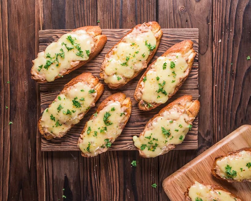 брускетта с тунцом