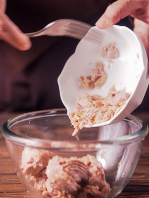 высыпаем тунца