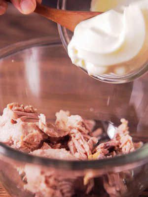 добавляем майонез