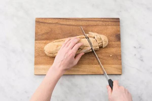 нарезаем хлеб