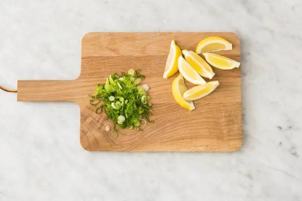 нарезаем лимон и лук