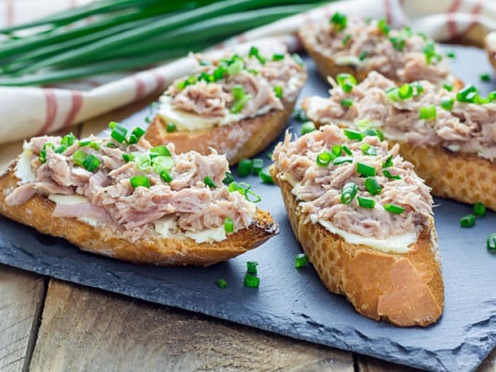 бутерброды с треской и зеленым луком 