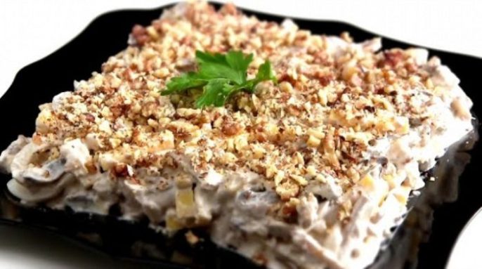 вкусный салат с грецкими орехами