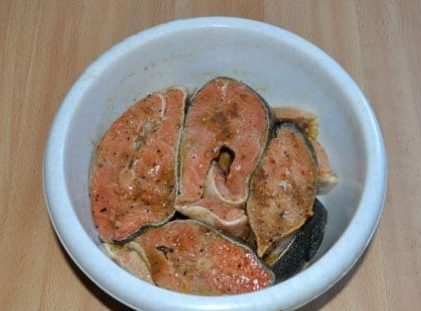 кусочки семги в специях