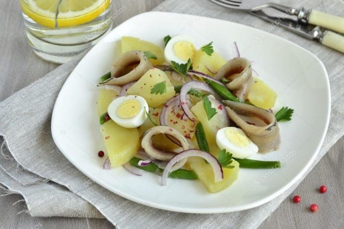 салат с копченой скумбрией, яйцом и картофелем