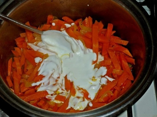 морковь со сметаной