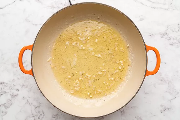 масло и чеснок на сковороде
