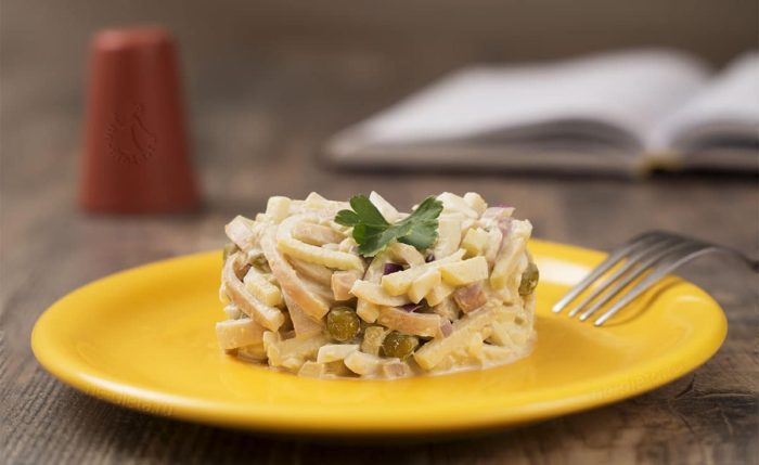 салат с горошком и кальмарами 