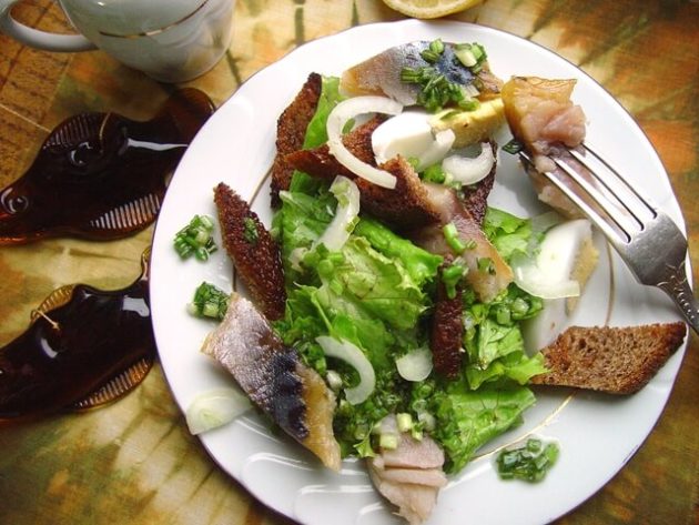 салат с хлебом и скумбрией без майонеза