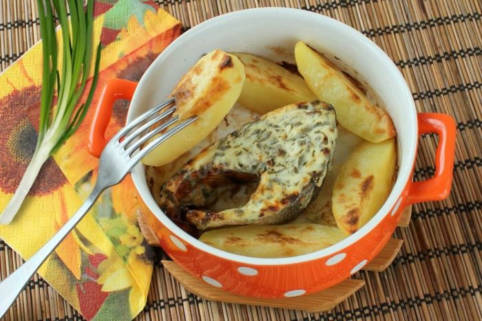 пряная горбуша с картофелем