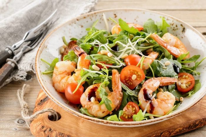 Горячий салат с рукколой и креветками 