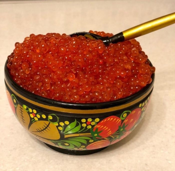 много красной икры 