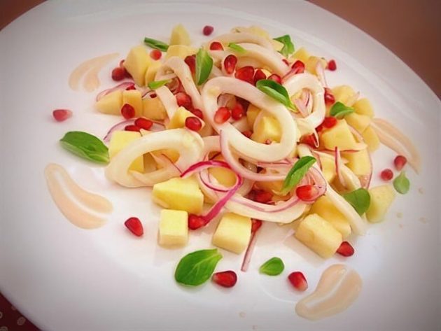 простой салат с кальмаром и яблоком 