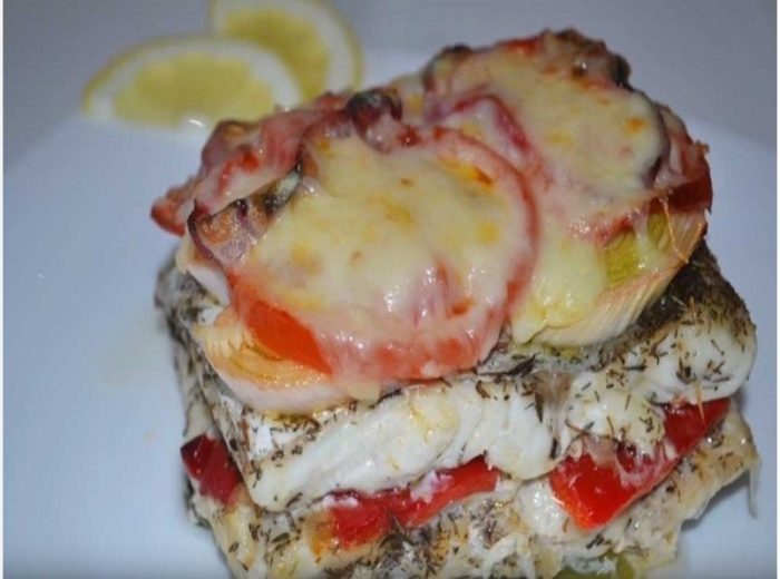 минтай с помидорами и яблоком