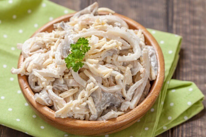 вкусный салат из кальмаров с домашним майонезом
