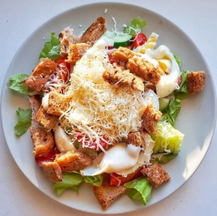 вкусный цезарь с креветками 