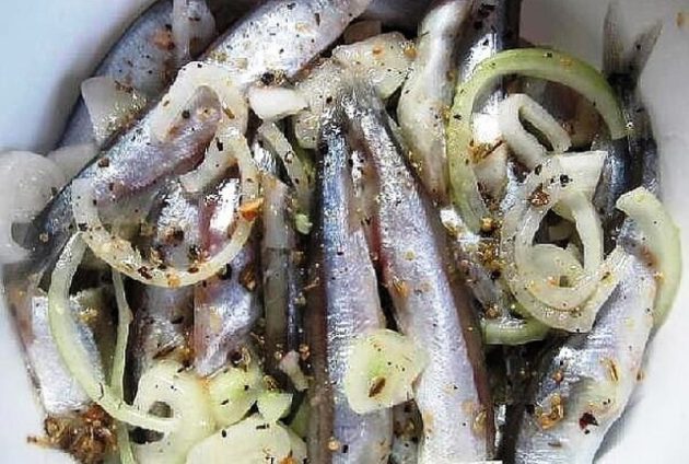 сарган в маринаде с луком и специями 