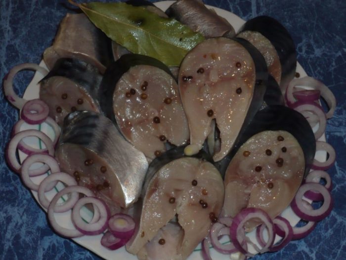 скумбрия пряного посола с перцем и луком 