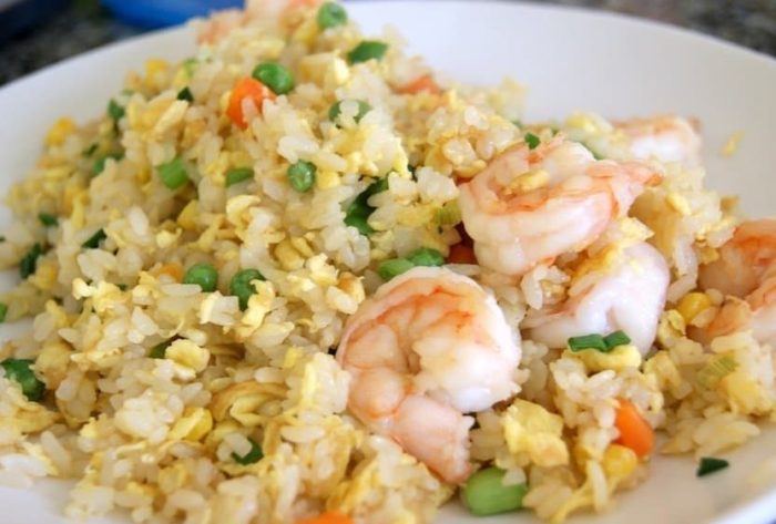 с яйцом, горошком и кукурузой 
