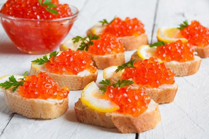бутерброды с красной икрой 