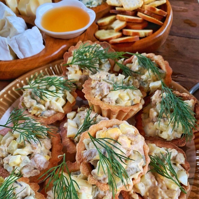закуска с яйцом и печенью трески 