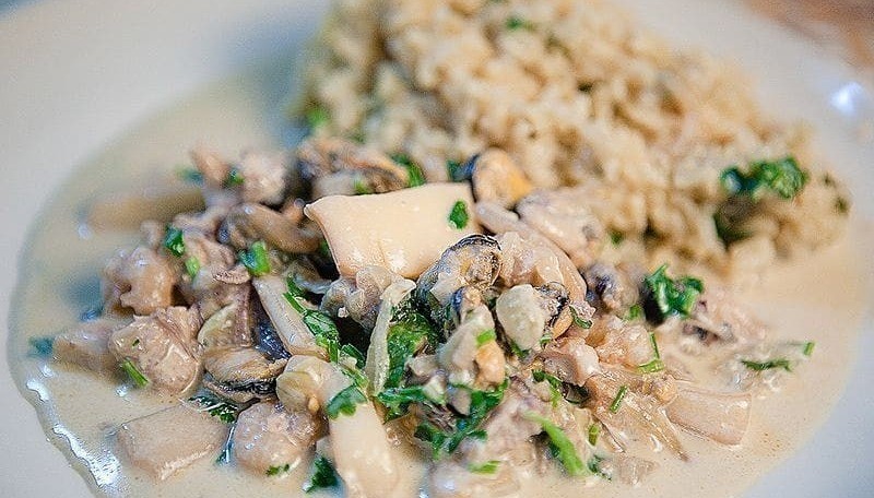 салат из кальмаров с мидиями