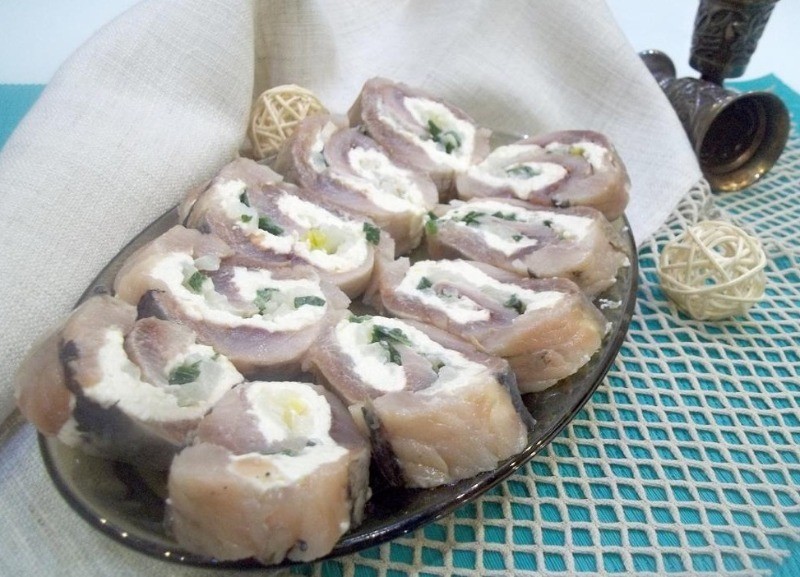 селедочный рулет с чесноком 